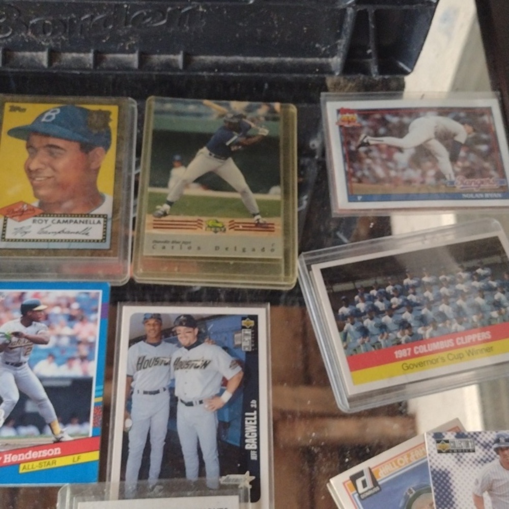 Assorted Baseball Trading Cards Collection - Picture 7 of 7